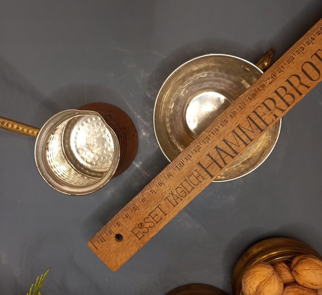 Handgefertigte Cezve aus Kupfer und passende Tasse mit Lineal von oben aufgenommen.