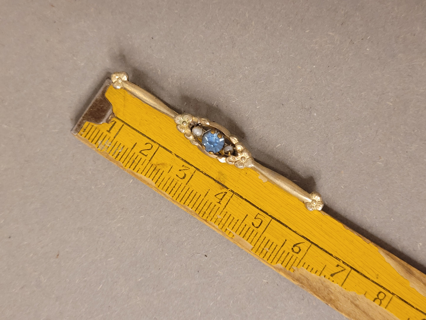 Viktorianischer Schmuck Bar Brooch mit Lineal zum Größenvergleich.