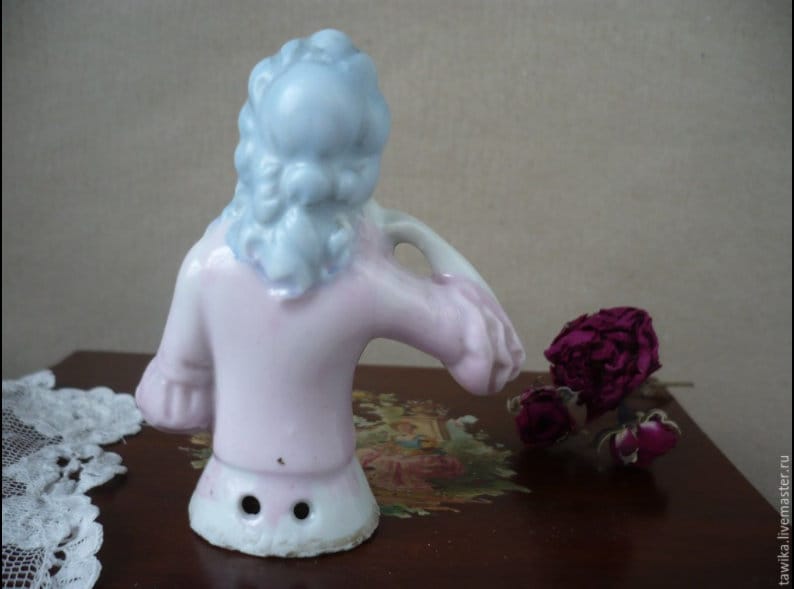 Unterseite der Halbfigur-Puppe aus Japan