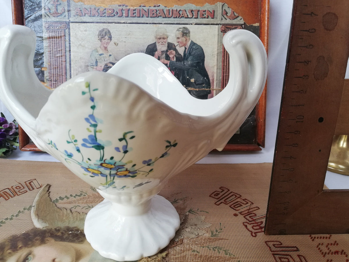 Keramikvase mit Wiesenstrauß arrangiert