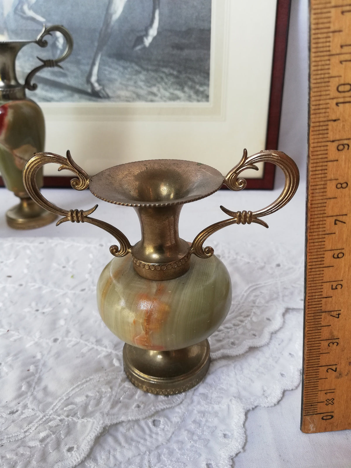 Vase als Deko-Objekt auf einem Beistelltisch