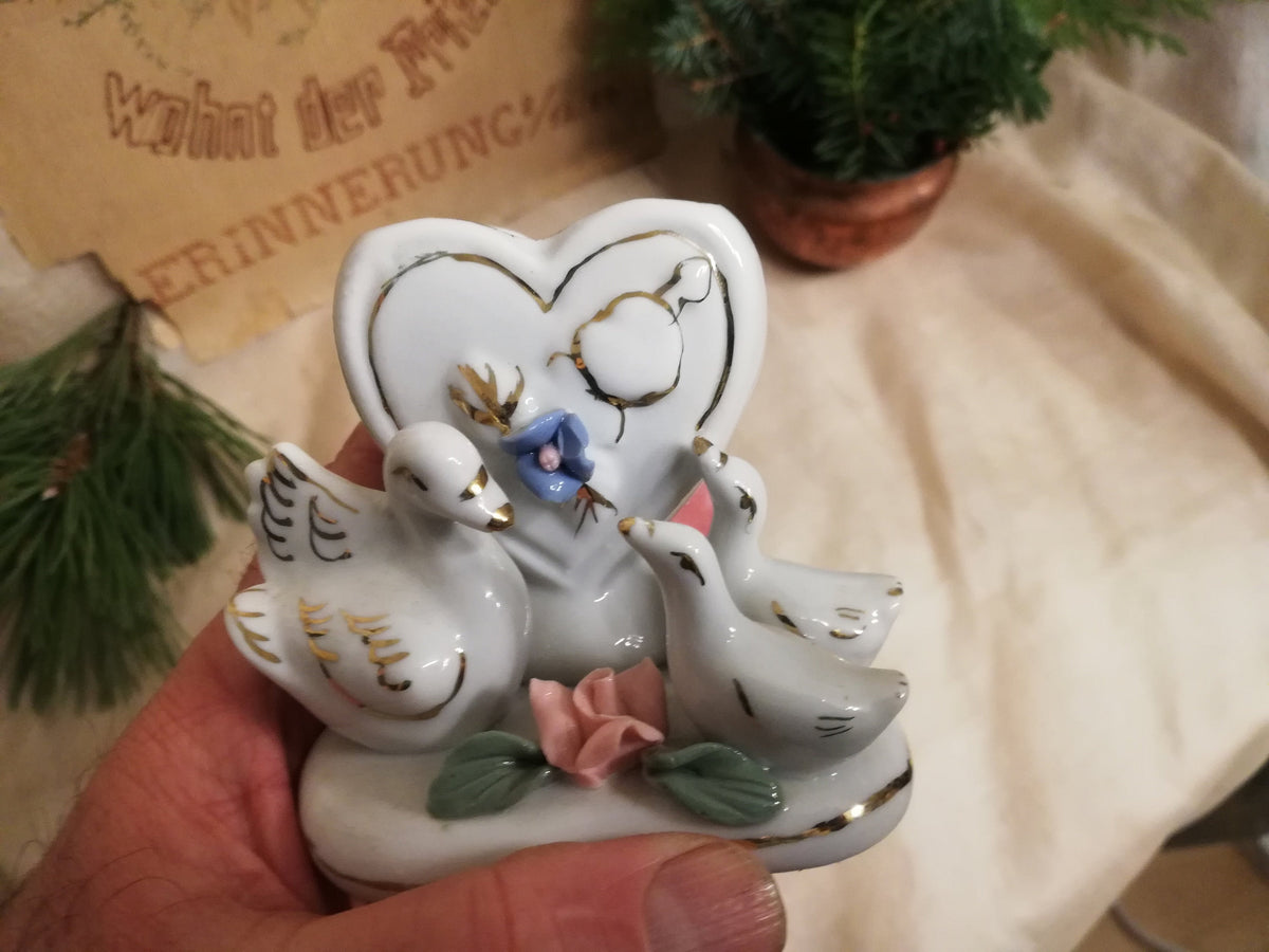 Größenvergleich der kleinen Figur in der Hand