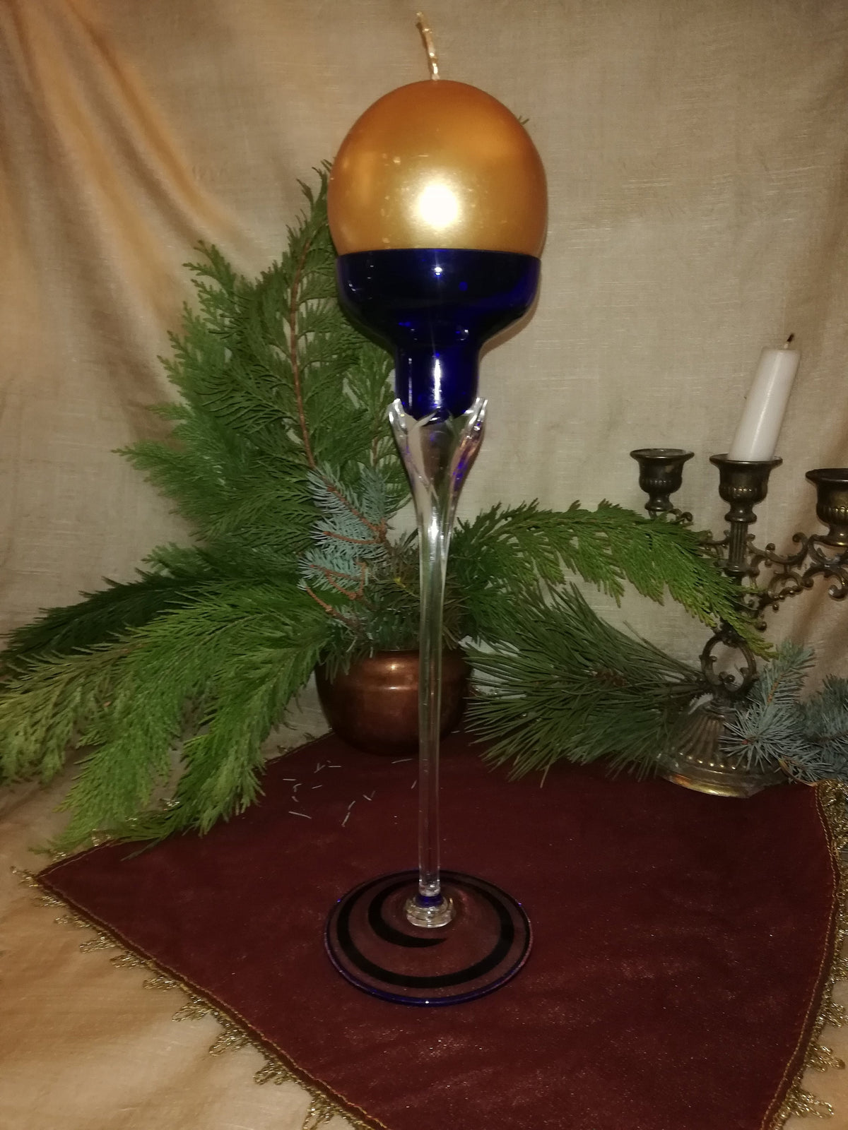 Zwei Kerzenständer als Paar auf dem Kaminsims