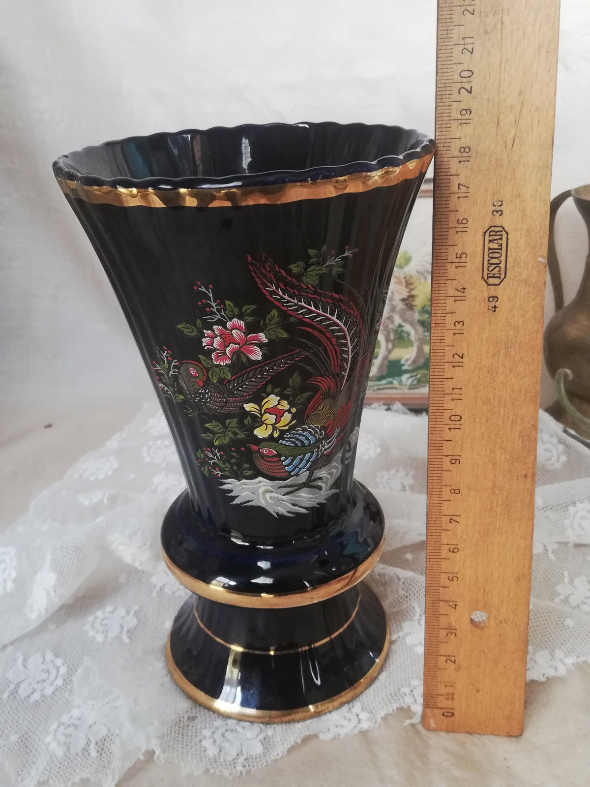 Blaue Fasanenvase mit Blumenstrau als Raumdekoration