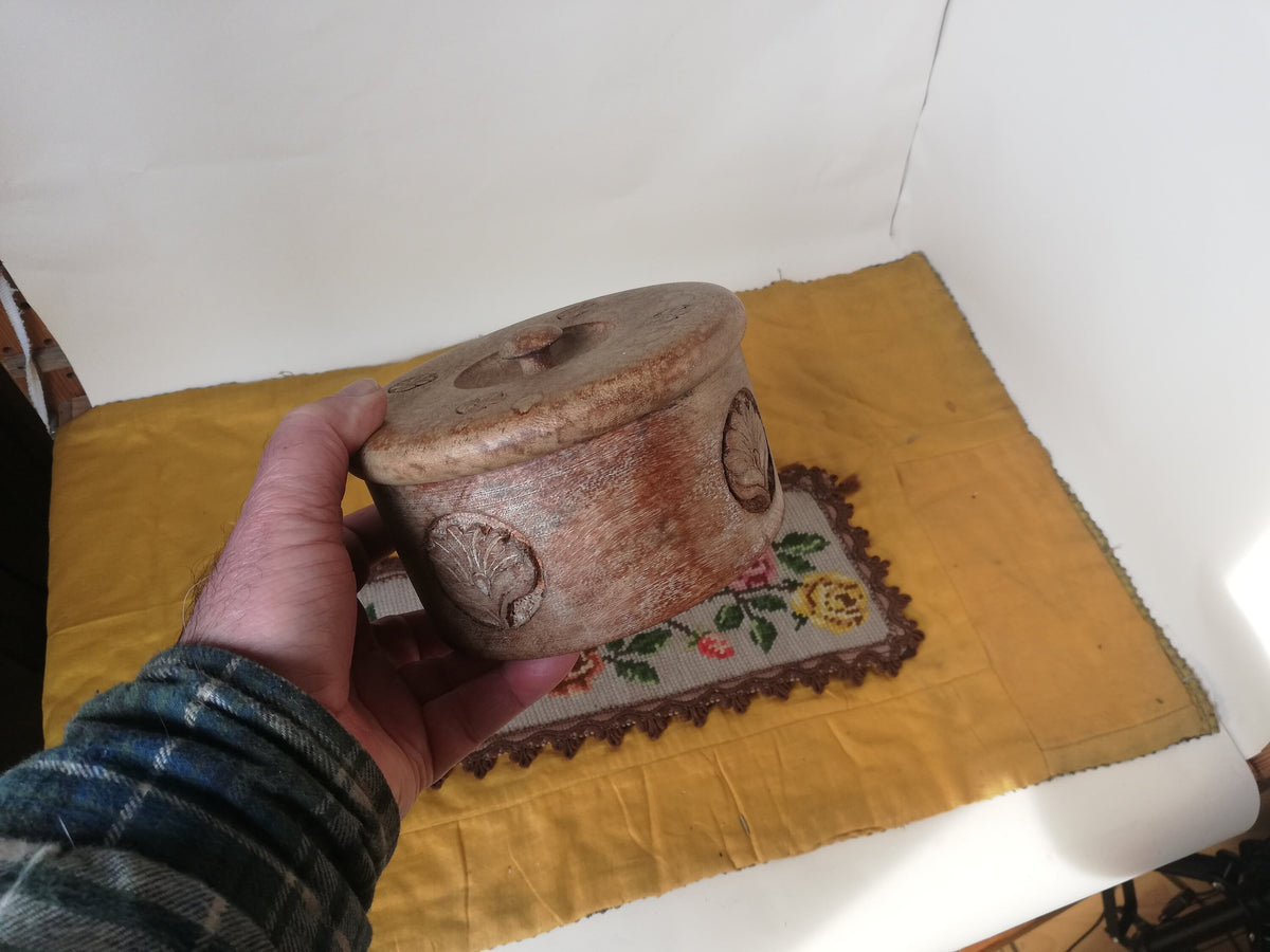 Rustikale Holzdose von schräg oben