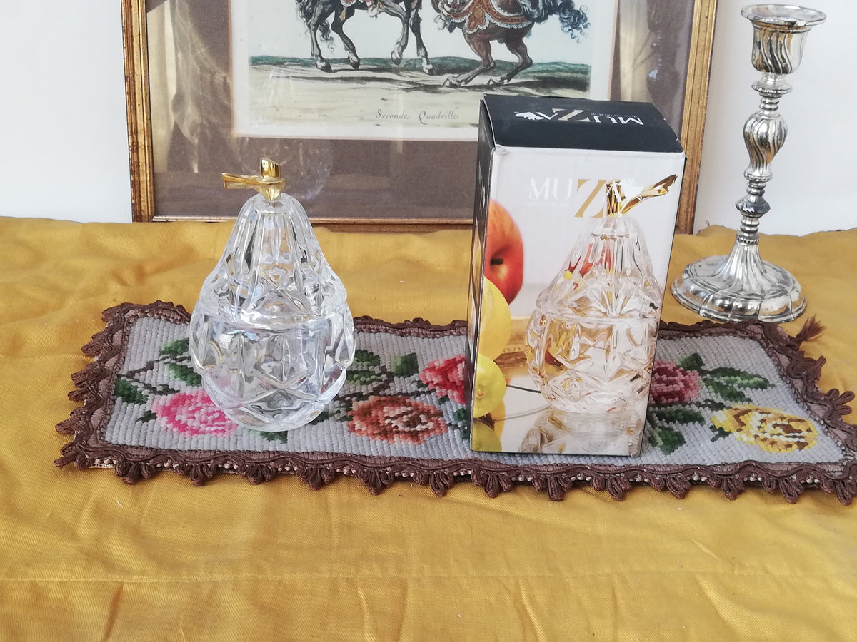 Glasflakon als funkelnde Deko auf dem Frisiertisch