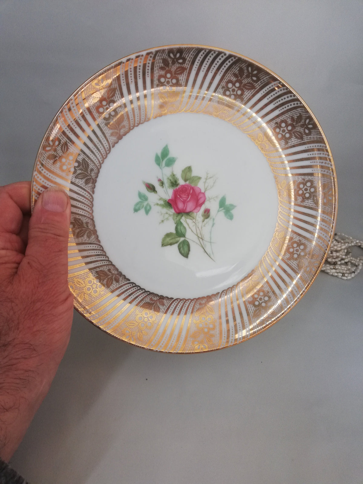 Winterling-Teller mit Rose von schräg