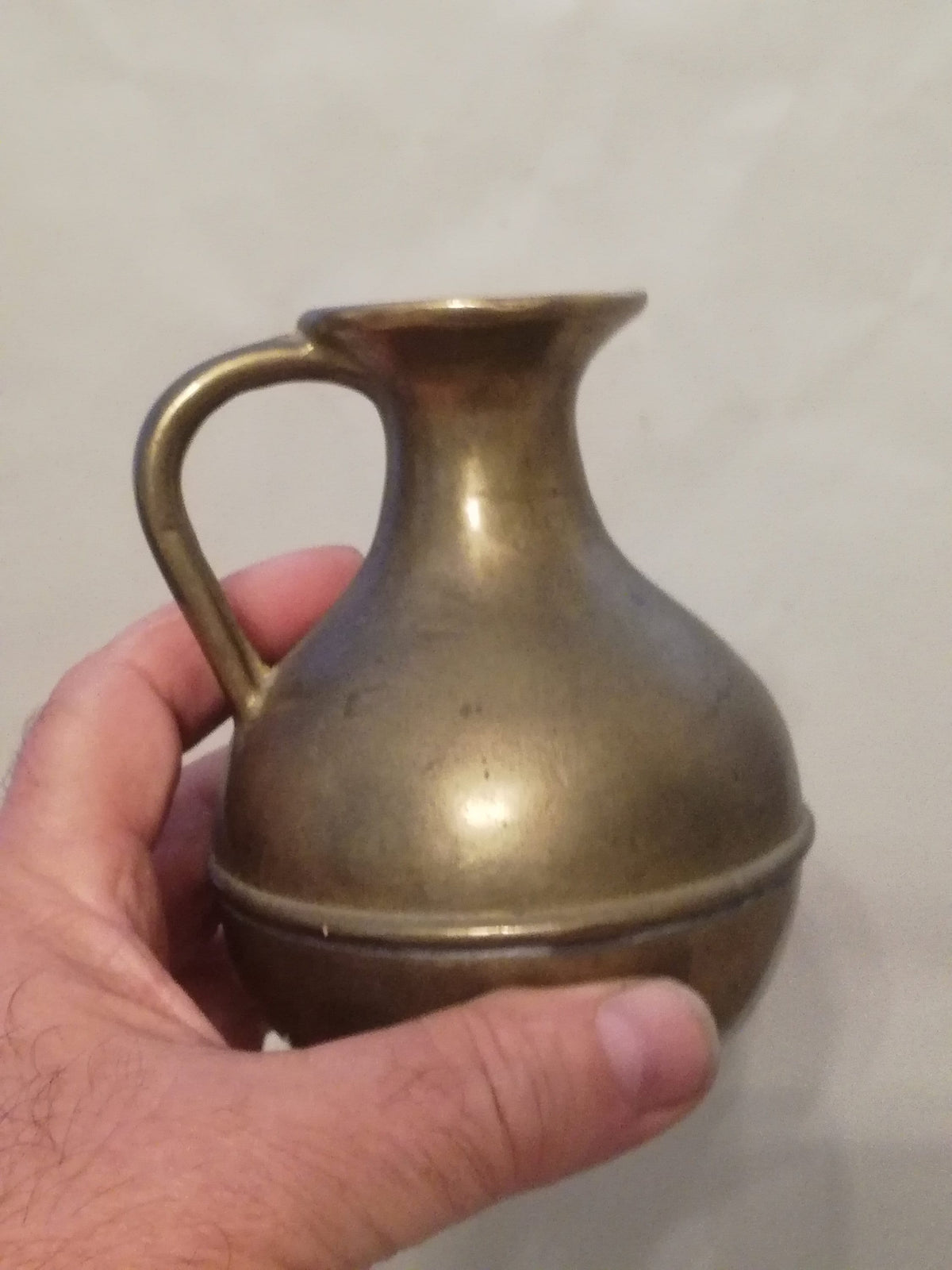 Messingvase von schräg