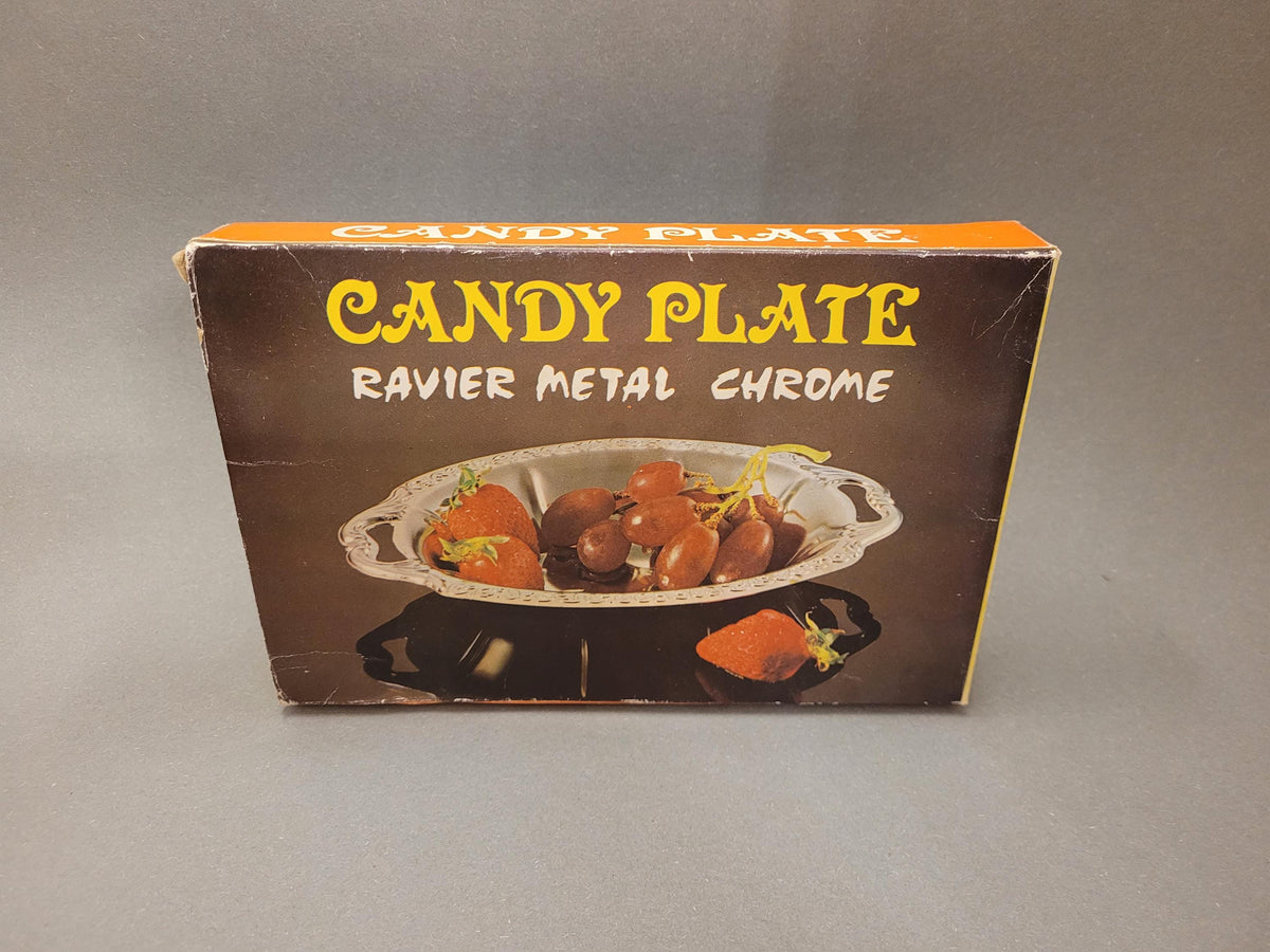 Retro-Konfektschale als Dekoration in einer Vintage-Küche