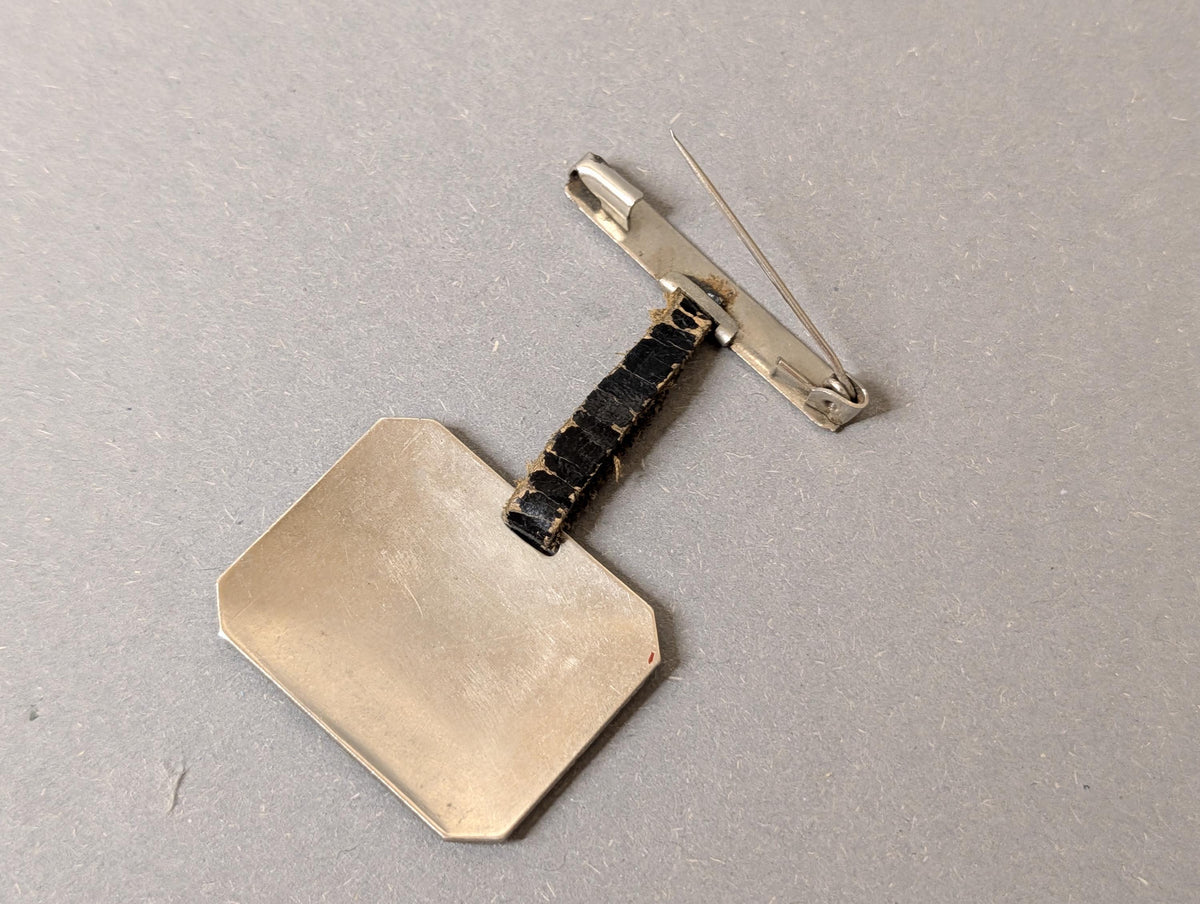 Chatelaine-Nadel von schräg oben