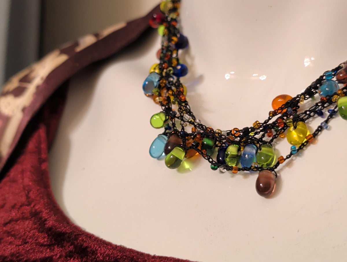 Glastropfen-Collier von schräg