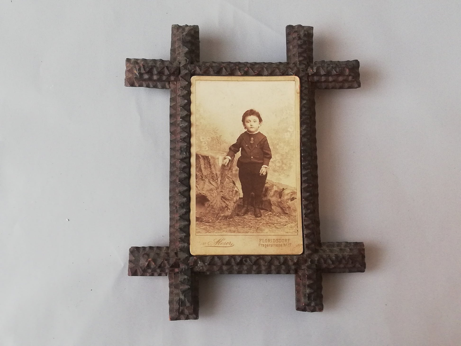 Antikes Kinderportrait von 1894 in einem handgeschnitzten dunklen Holzrahmen.