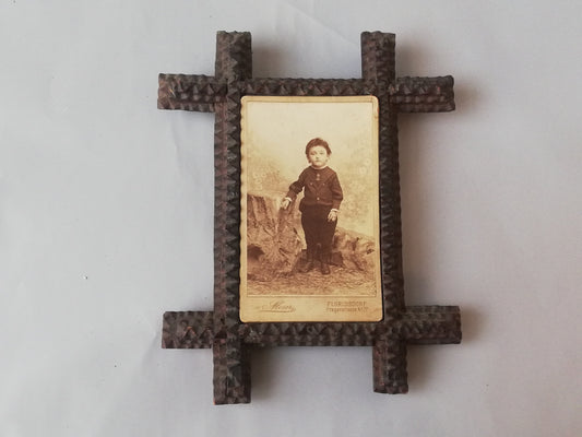 Antikes Kinderportrait von 1894 in einem handgeschnitzten dunklen Holzrahmen.