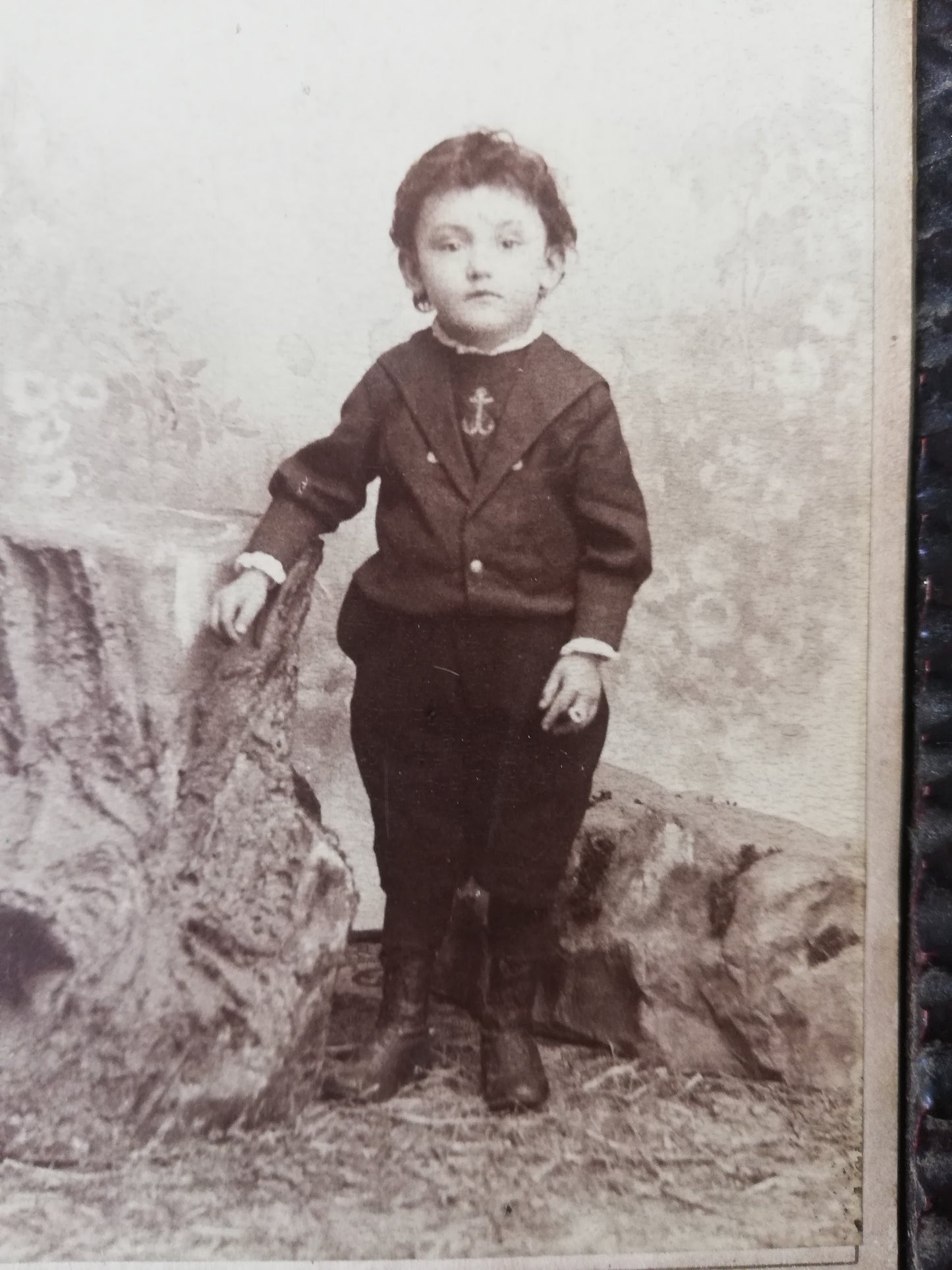 Antikes Kinderportrait von 1894 in einem handgeschnitzten dunklen Holzrahmen.