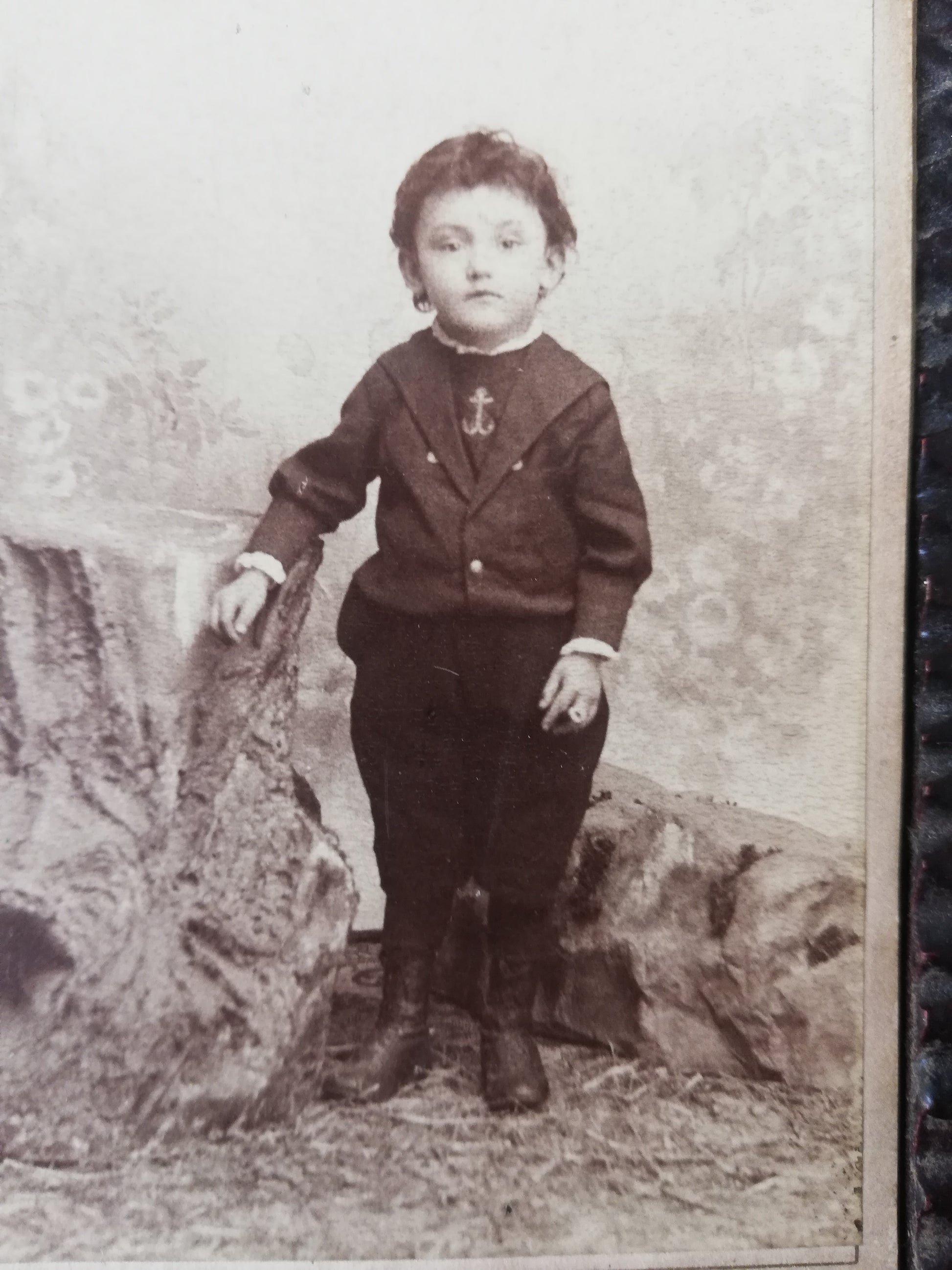 Antikes Kinderportrait von 1894 in einem handgeschnitzten dunklen Holzrahmen.