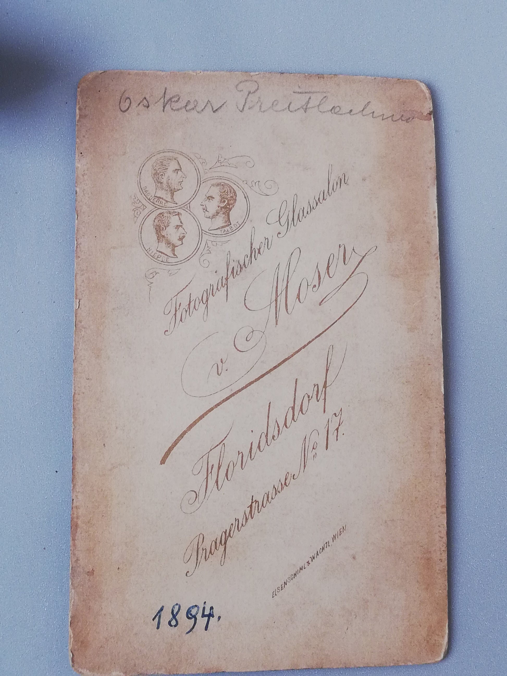 Rückseite einer antiken Fotografie mit dem Logo des Glassalons v. Moser.