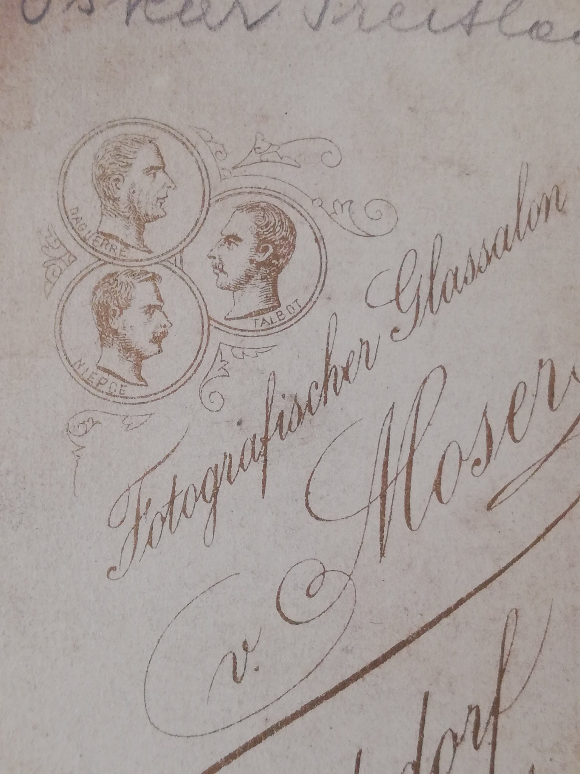 Die drei Erfinder der Fotografie Daguerre, Niépce und Talbot als Emblem auf Fotokarton.