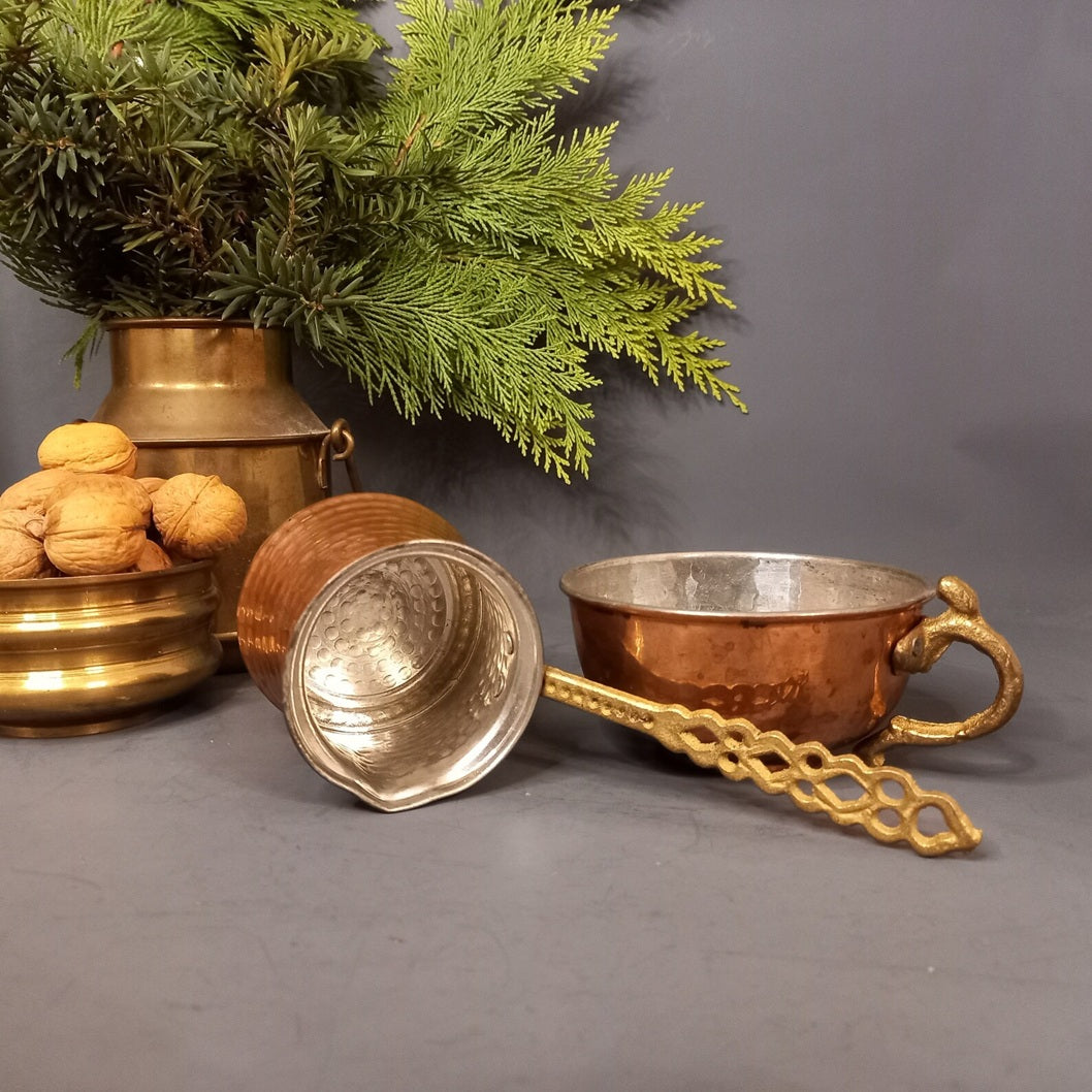 Handgefertigte Cezve aus Kupfer und passende Tasse in authentischem Vintage-Zustand. Cezve  in liegendem Zustand.