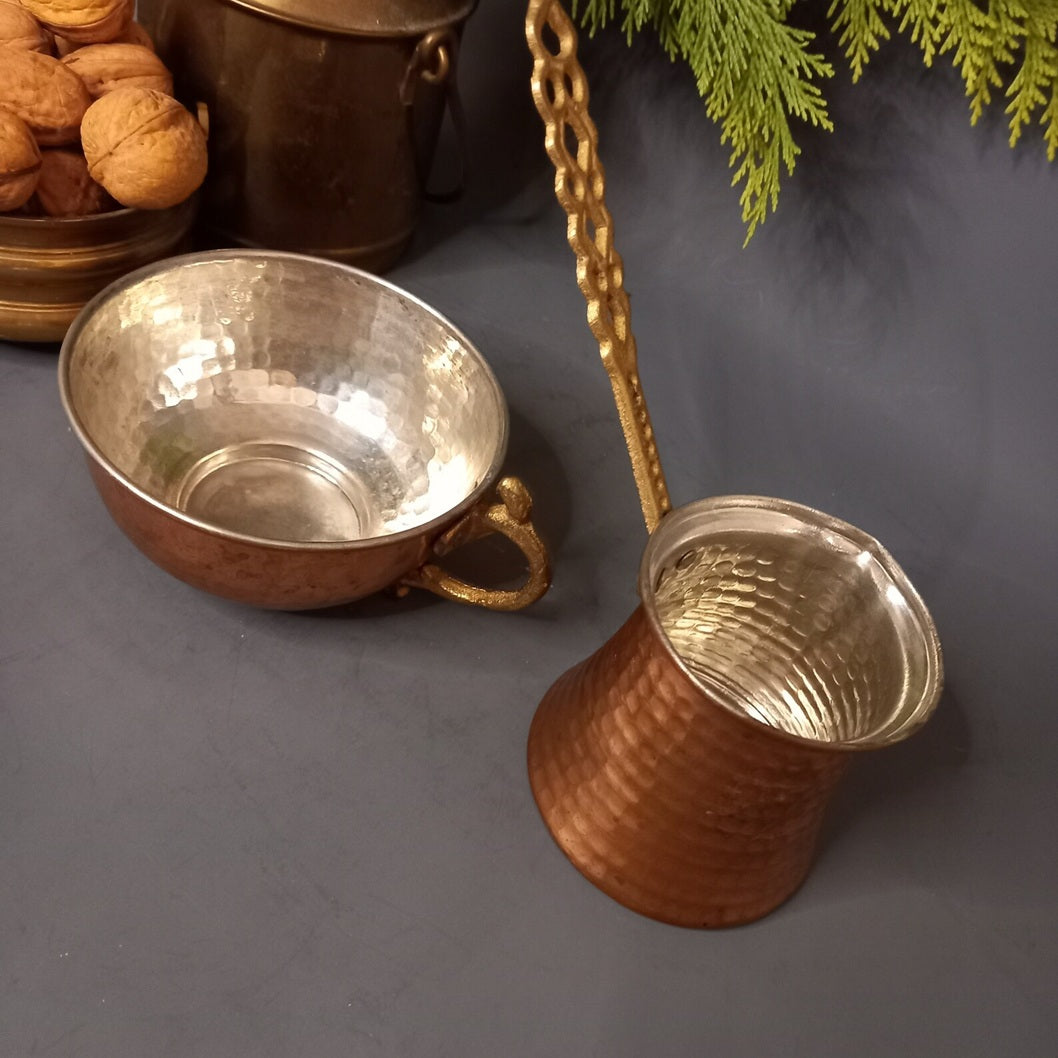 Handgefertigte Cezve aus Kupfer und passende Tasse. Ansicht von schräg oben.