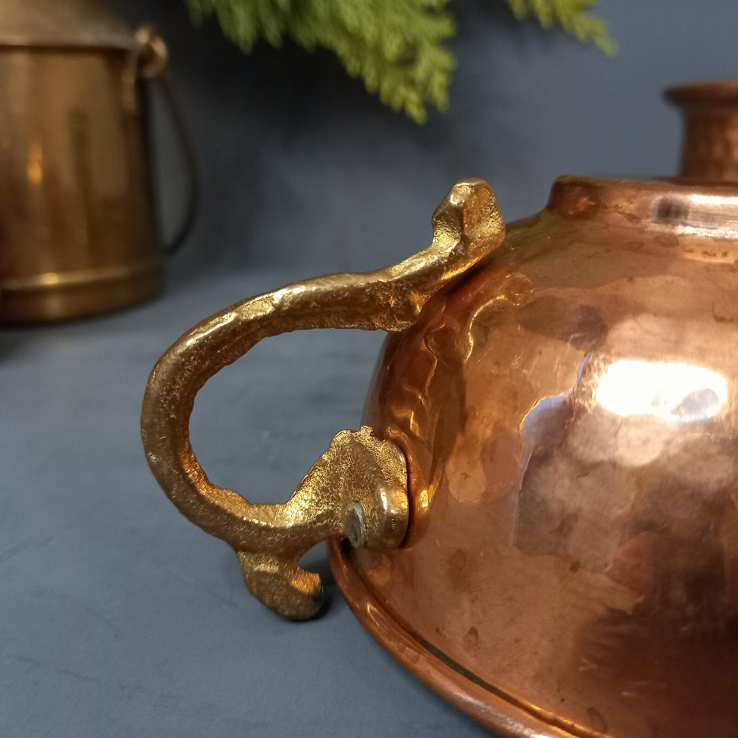 Nahaufnahme des rustikalen Kupfergriffs der Tasse, der die natürliche Patina zeigt.