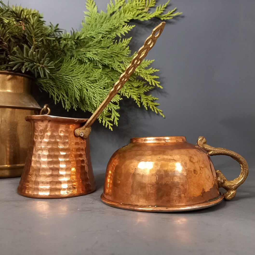 Handgefertigte Cezve aus Kupfer und passende Tasse. Tasse mit Öffnung nach unten.