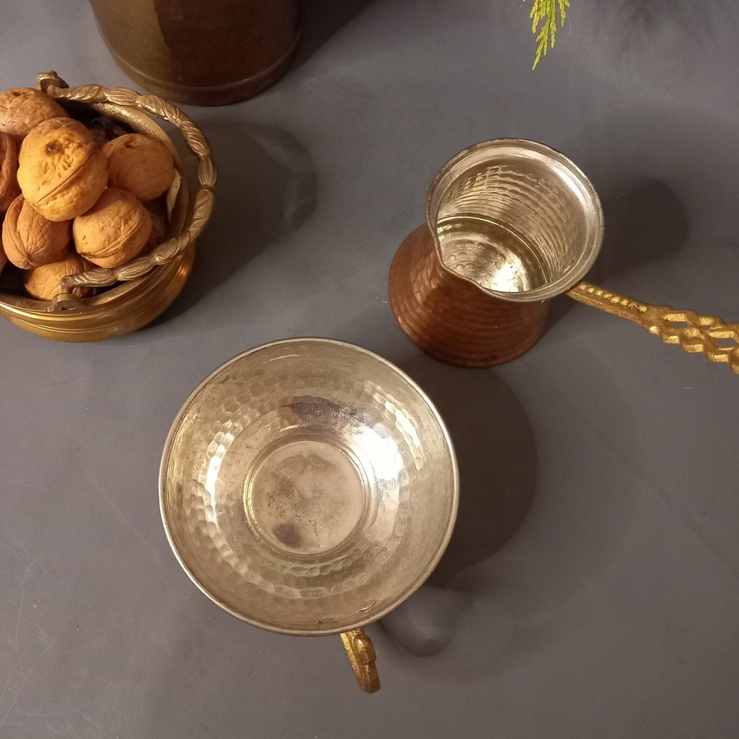 Handgefertigte Cezve aus Kupfer und passende Tasse. Ansicht von oben.
