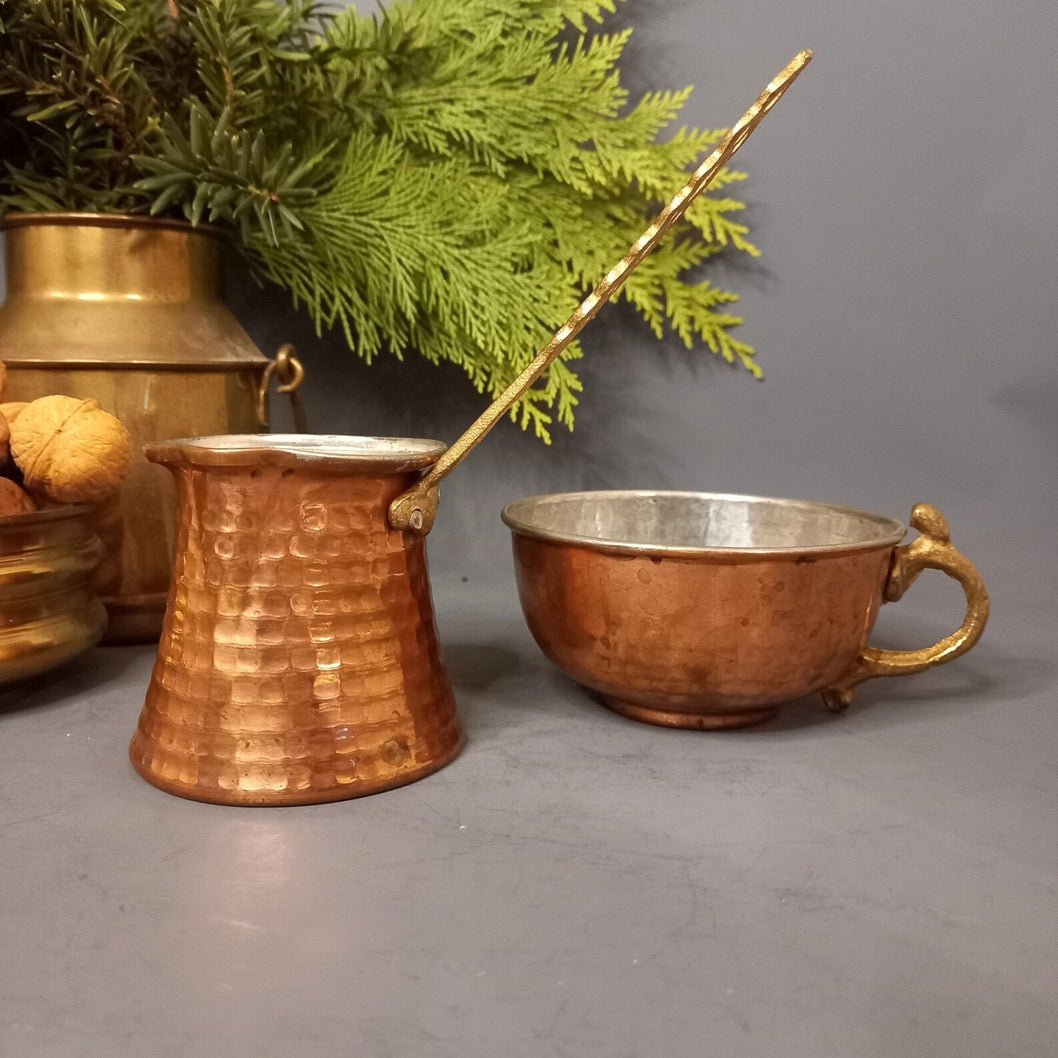 Handgefertigte Cezve aus Kupfer und passende Tasse in authentischem Vintage-Zustand.