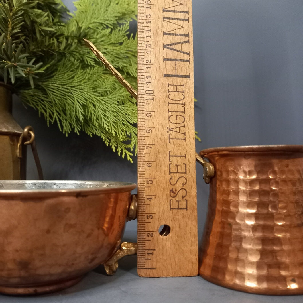 Handgefertigte Cezve aus Kupfer und passende Tasse mit Lineal.