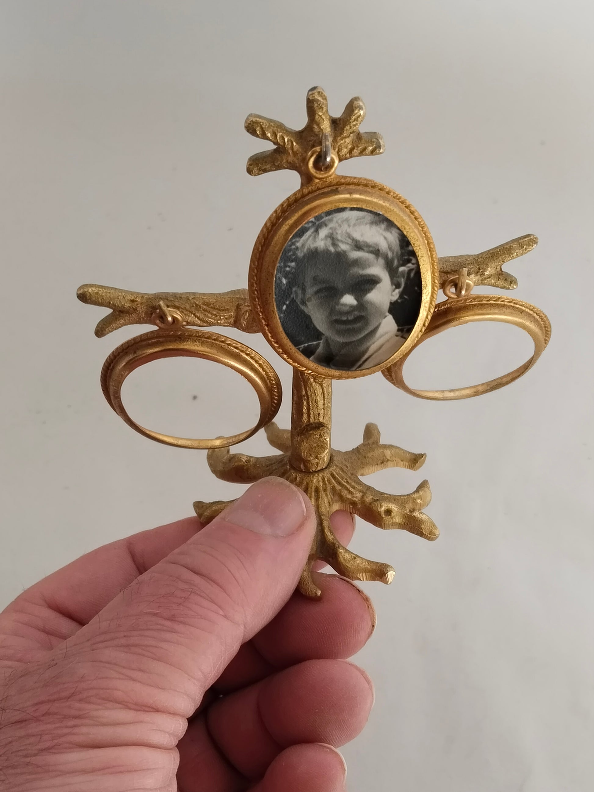 Ein Art Déco Bilderbaum in der Hand gehalten zum Größenvergleich.
