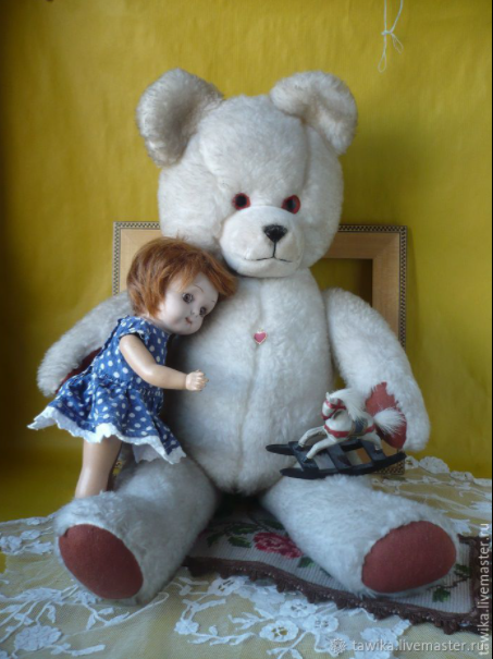 Großer weißer Teddybär Vintage Berg mit Puppe im Am.