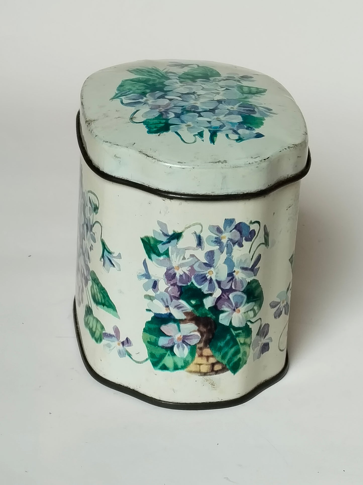 Englische Blechdose mit Blumenkorb-Veilchen, seitliche Ansicht