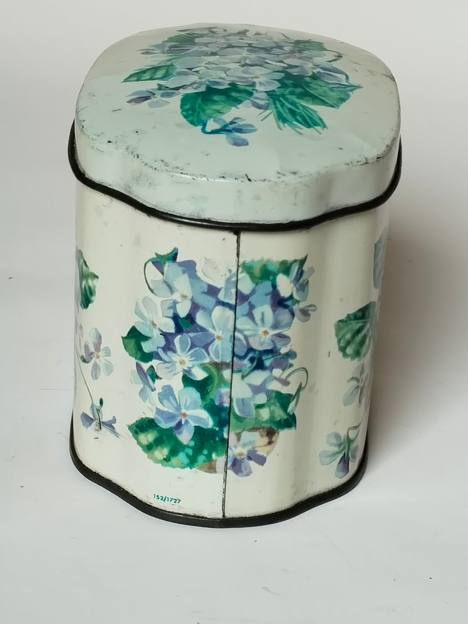 Vintage Blechdose England, Rückansicht mit Musternummer 152/1727
