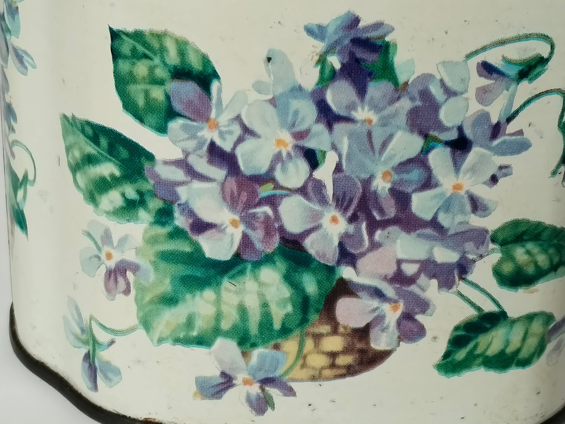 Detailaufnahme Weidenkorb-Motiv mit Veilchen und Blättern