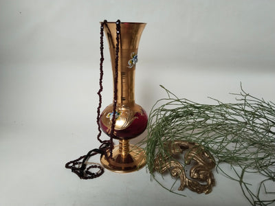Böhmische Glasvase Rot-Gold, gestylt mit Perlenkette und Tannenzweig, Vintage Deko aus Österreich
