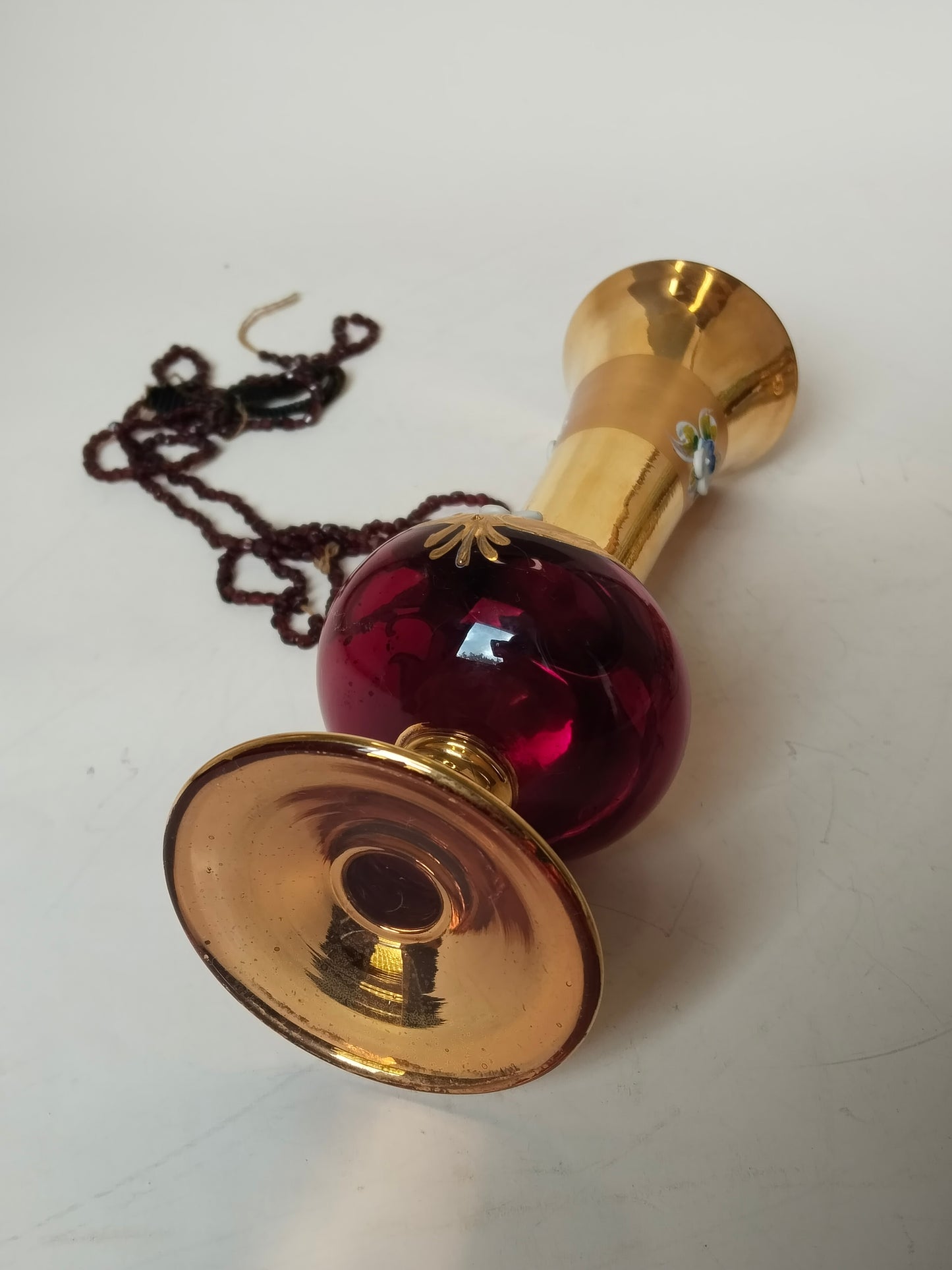 Liegende Vase mit Blick auf Fuß und Unterseite, Goldsockel böhmisches Glas
