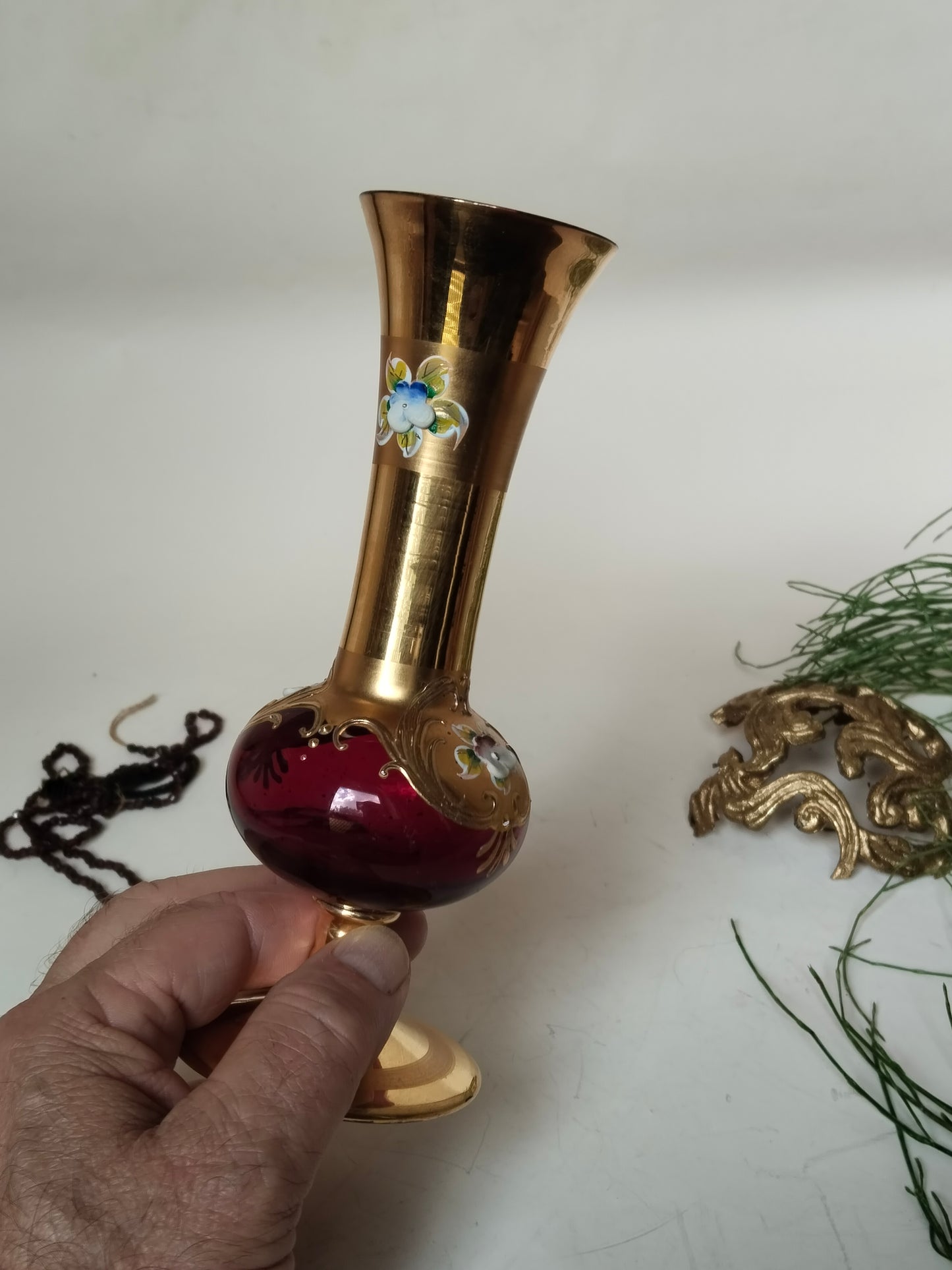 Vase in der Hand gehalten zum Größenvergleich, kleine böhmische Glasvase 16 cm
