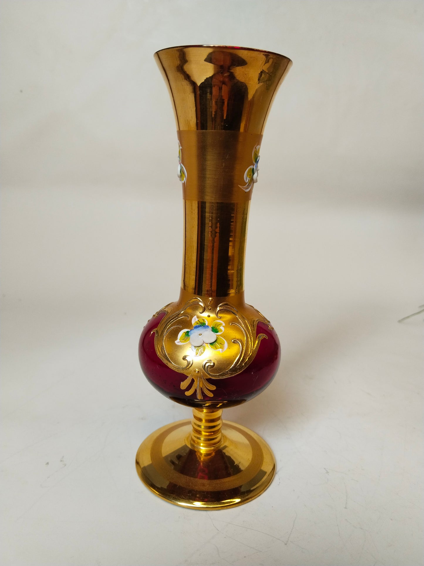 Vintage Vase aus böhmischem Glas in Weinrot und Gold, Gesamtansicht vor weißem Hintergrund