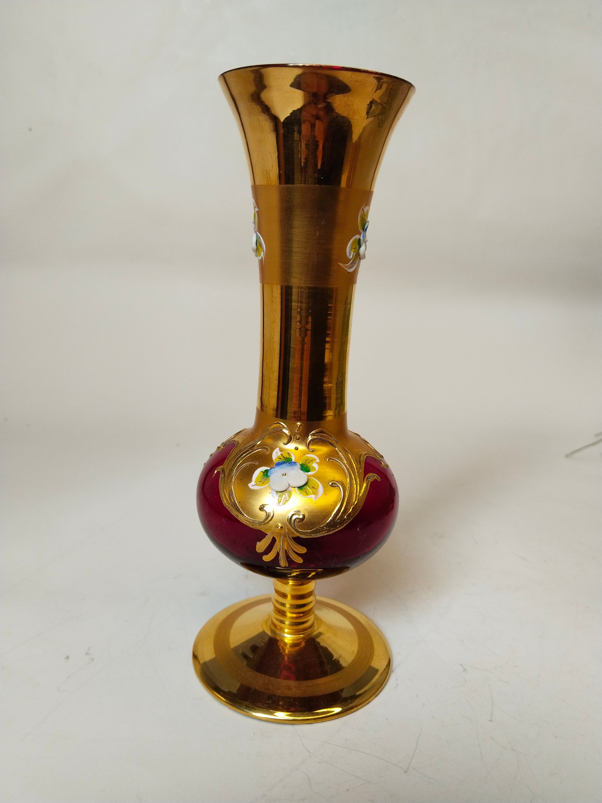 Vintage Vase aus böhmischem Glas in Weinrot und Gold, Gesamtansicht vor weißem Hintergrund