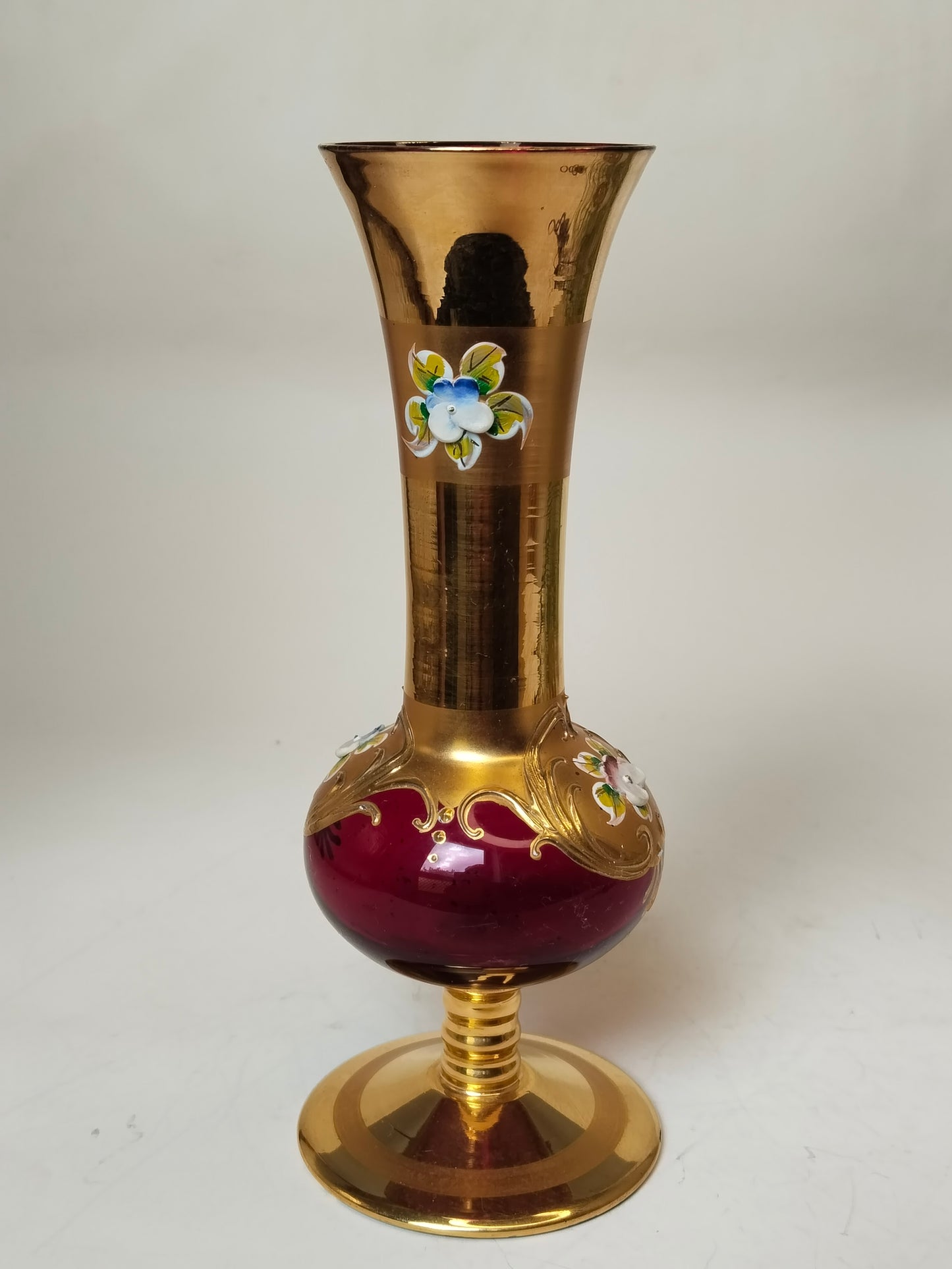 Böhmische Glasvase mit handbemalter Emaille-Blume am Hals, Vorderansicht Vintage
