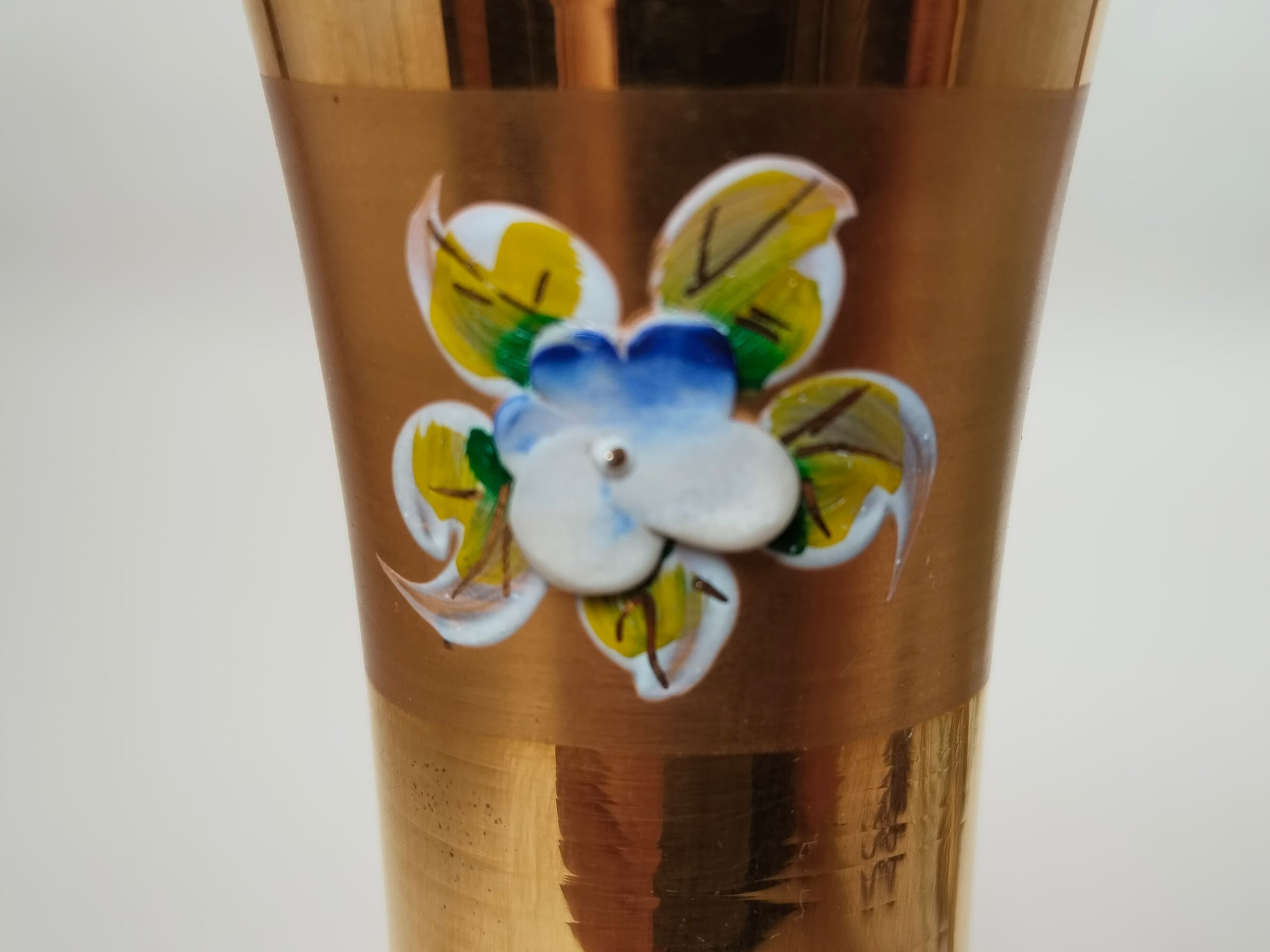 Nahaufnahme handbemalte blau-weiße Emaille-Blume auf Goldgrund, böhmisches Glas