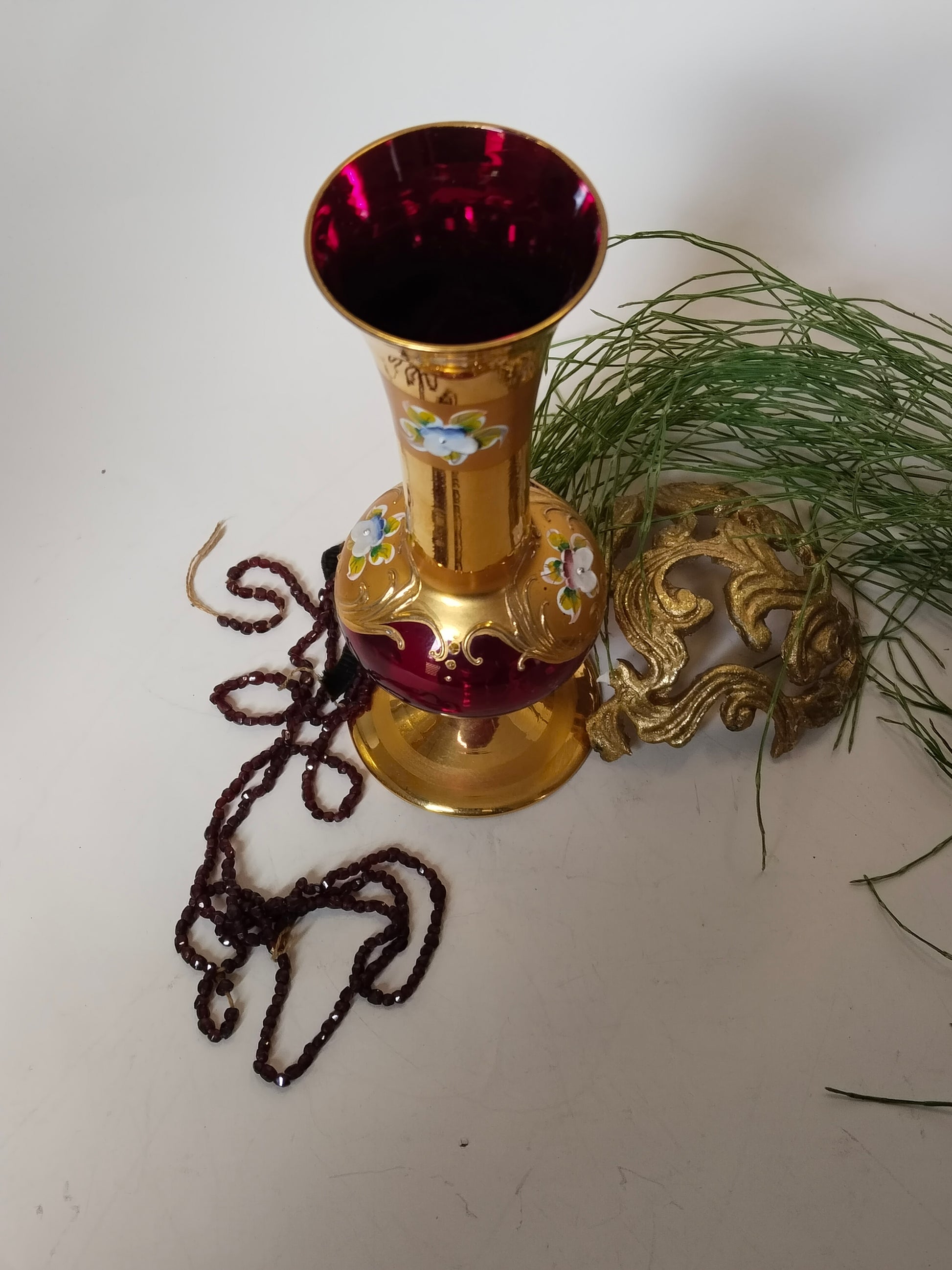 Blick von schräg oben in das leuchtend rote Innere der Vintage-Glasvase
