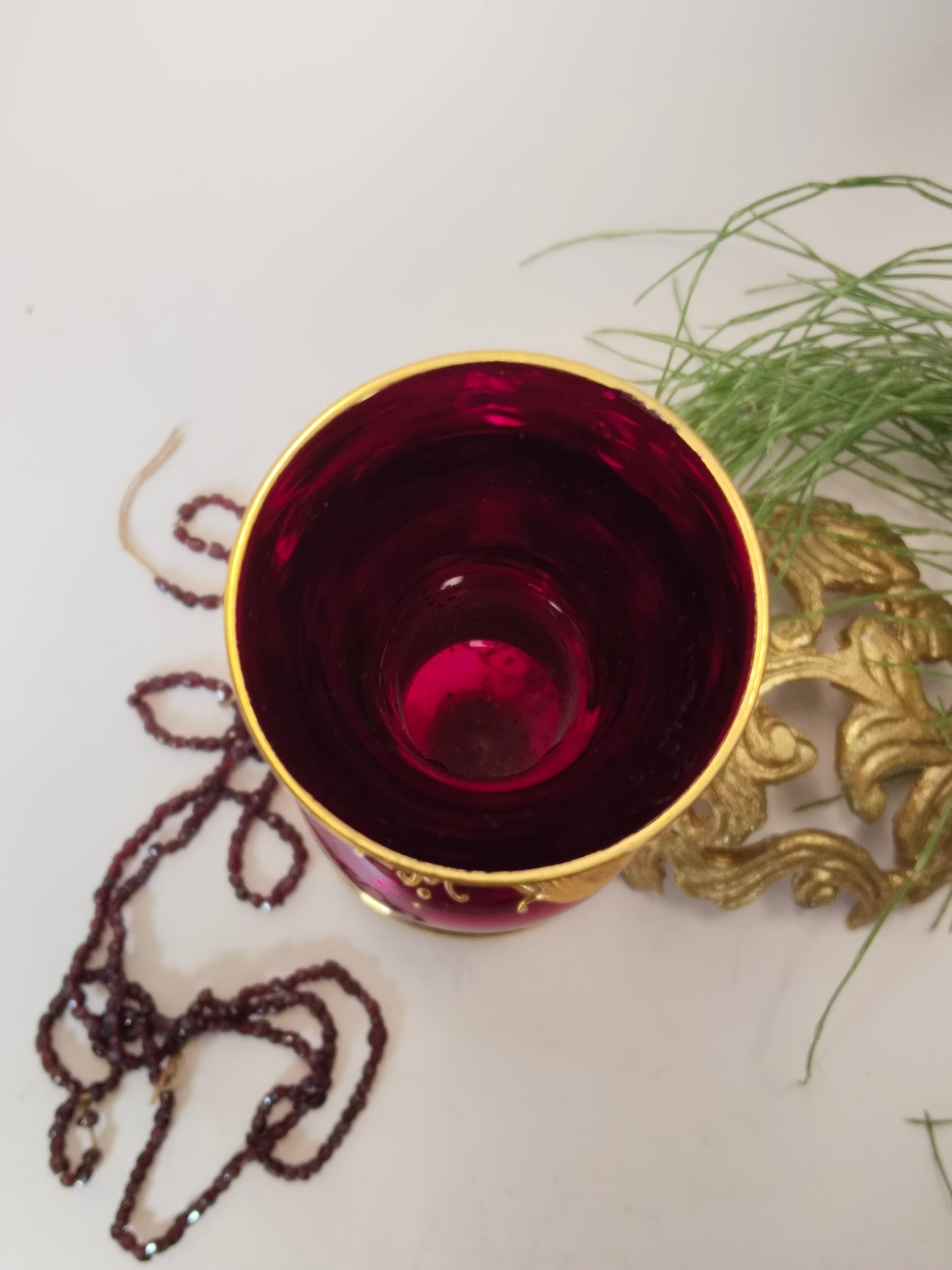 Draufsicht in die Vase, weinrotes Glas mit Goldrand, böhmische Glaskunst

