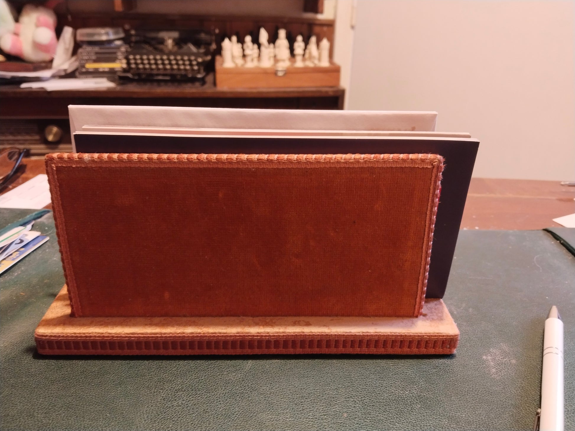 Handgefertigter Vintage Briefständer, zwei Fächer, Samt und Seide.  Aufnahme auf einem Schreibtisch mit Breifmaterial in den Fächern. Aus Sicht von Richtung Stuhl.