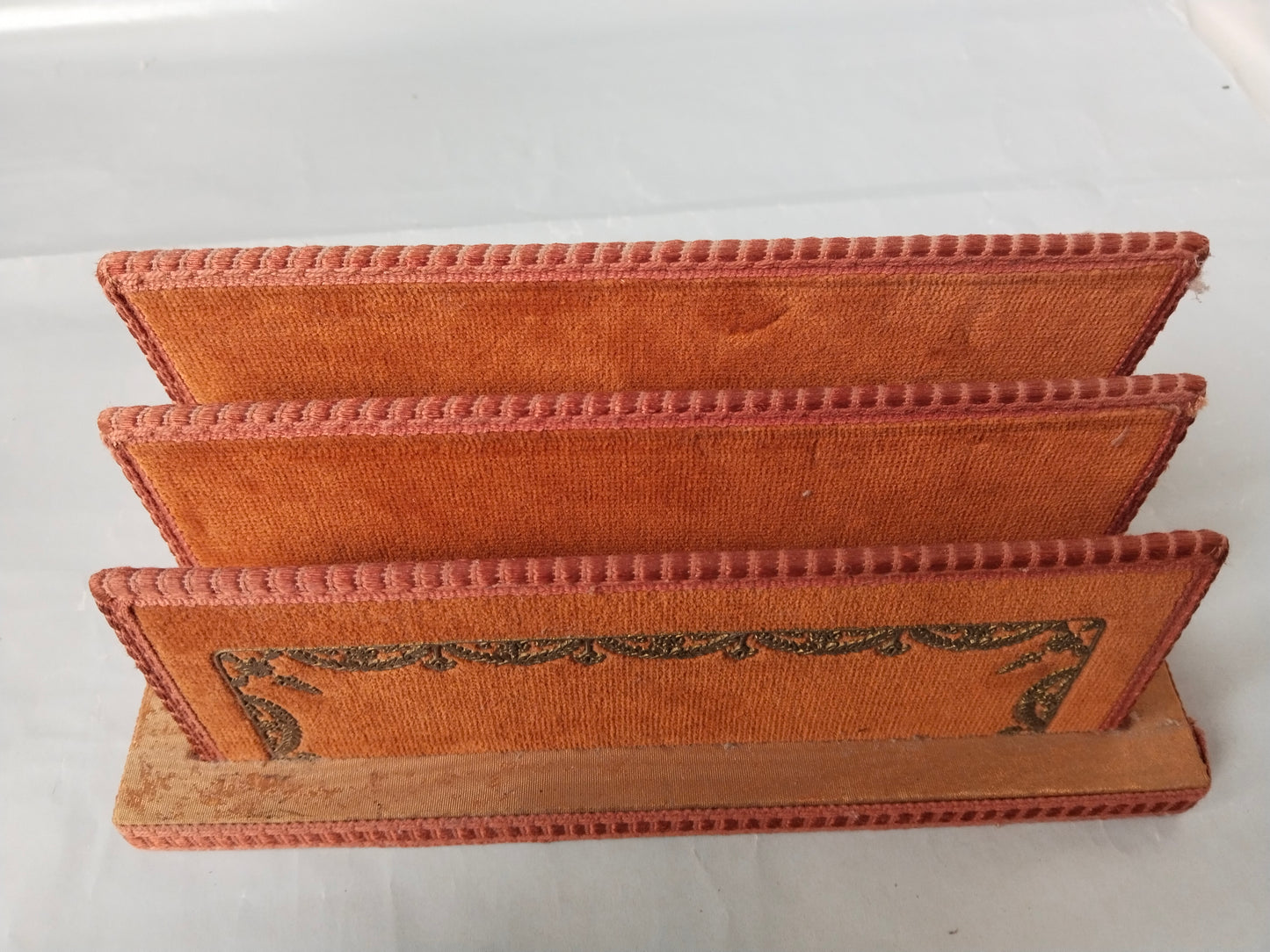 Handgefertigter Vintage Briefständer, zwei Fächer, Samt und Seide. Aufnahme von schräg oben.