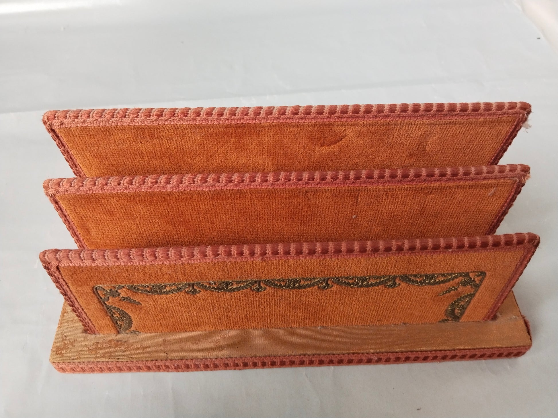 Handgefertigter Vintage Briefständer, zwei Fächer, Samt und Seide. Aufnahme von schräg oben.