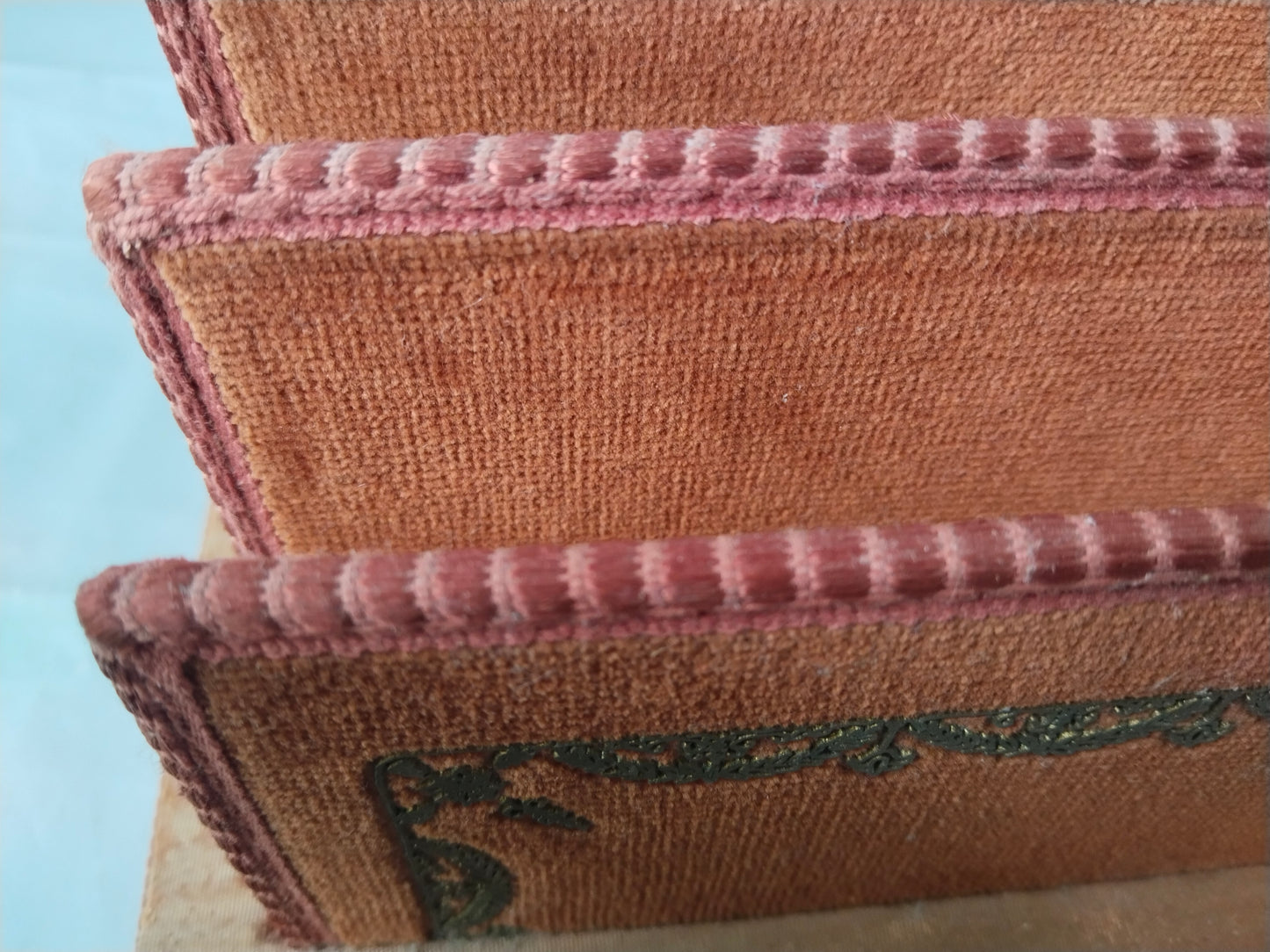 Handgefertigter Vintage Briefständer, zwei Fächer, Samt und Seide. Nahaufnahme von schräg linnks oben.