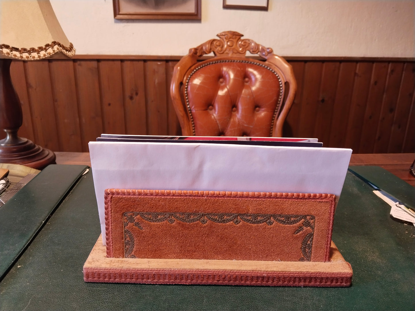 Handgefertigter Vintage Briefständer, zwei Fächer, Samt und Seide.  Aufnahme auf einem Schreibtisch mit Breifmaterial in den Fächern.