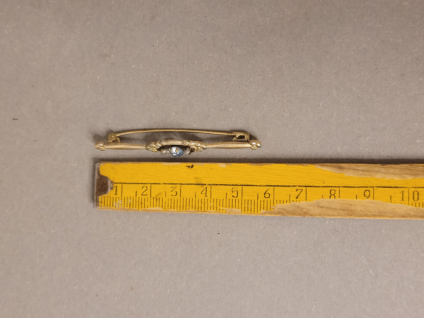 Viktorianischer Schmuck Bar Brooch mit Lineal zum Größenvergleich.