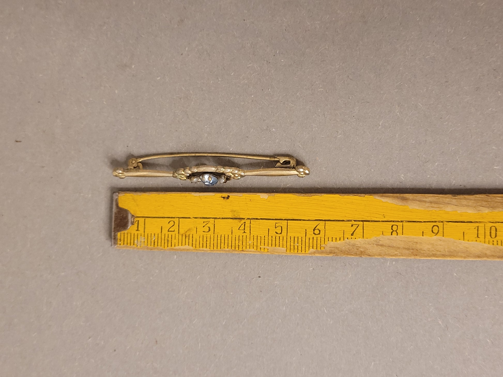 Viktorianischer Schmuck Bar Brooch mit Lineal zum Größenvergleich.