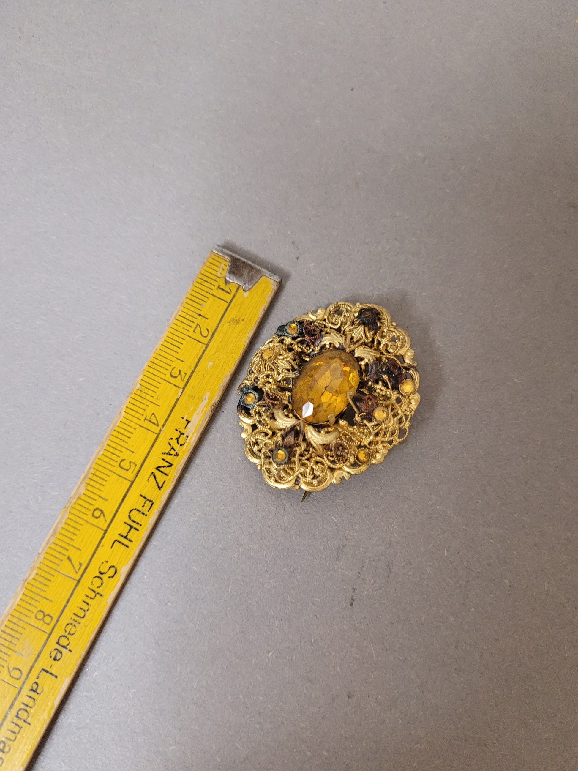 Filigran Schmuck aus Gablonz Böhmen mit Lineal als Größenvergleich